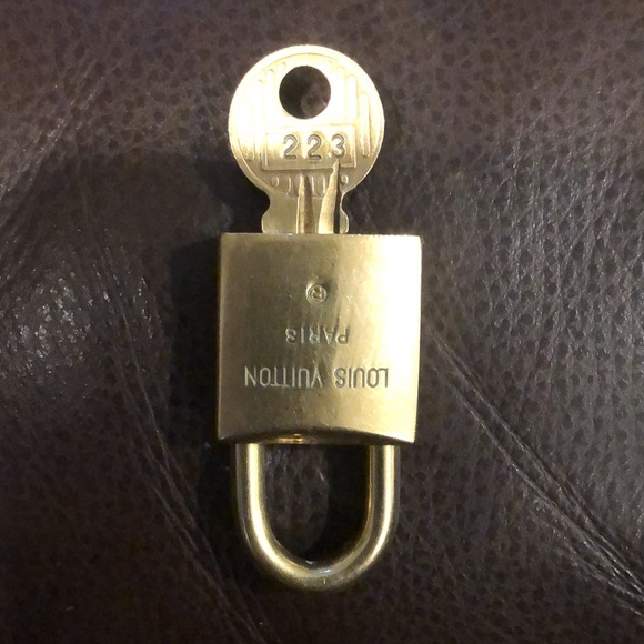 Vintage LV Louis Vuitton Padlock Lock & Key 223 - Picture 4 of 10
